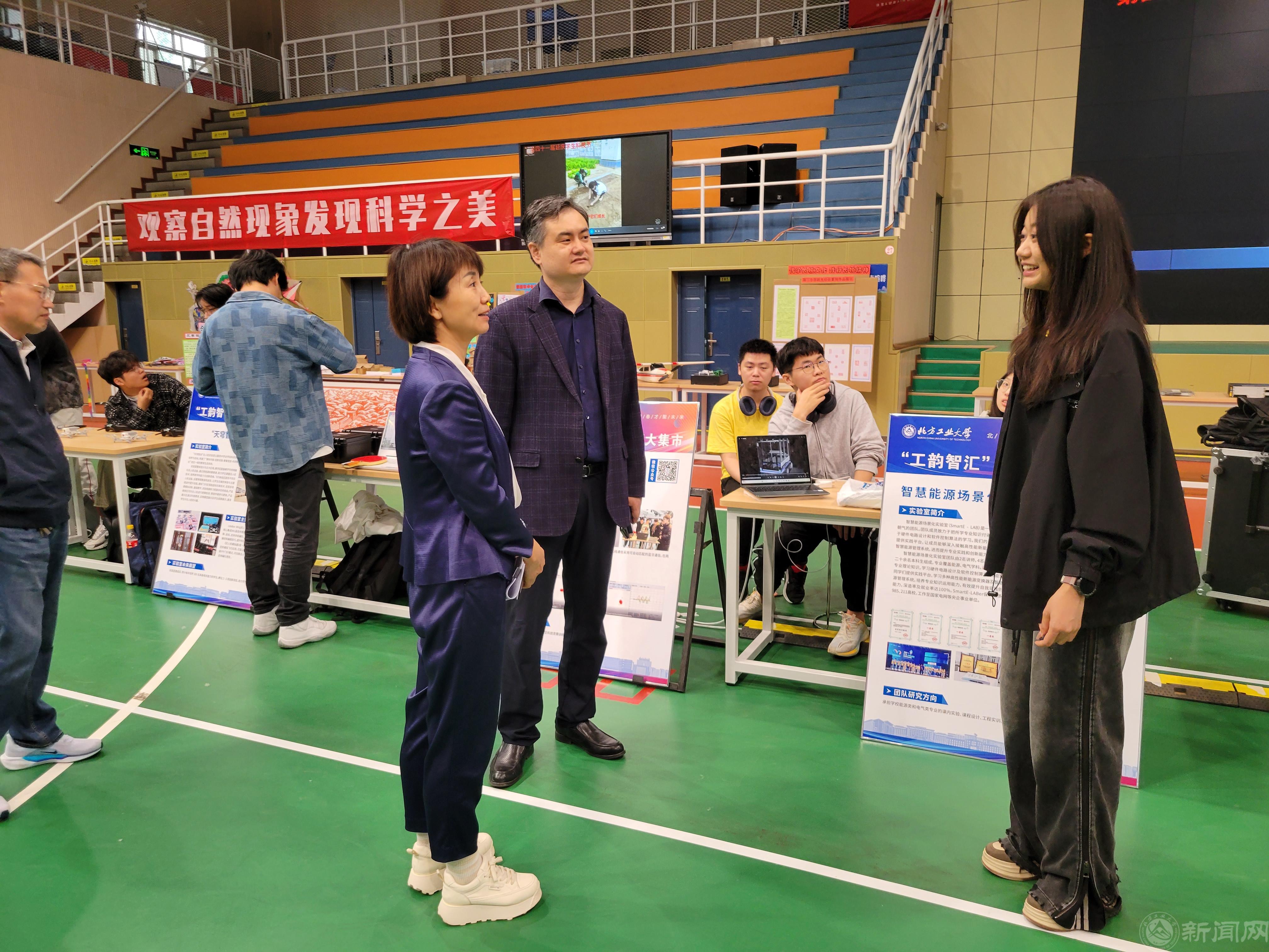 延庆区委教育工委书记张树清参观展览并勉励贝博官网科创团队学生.jpg